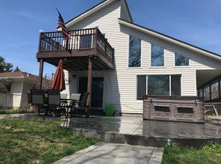 9453 Elizabeth St, Clay, MI 48001