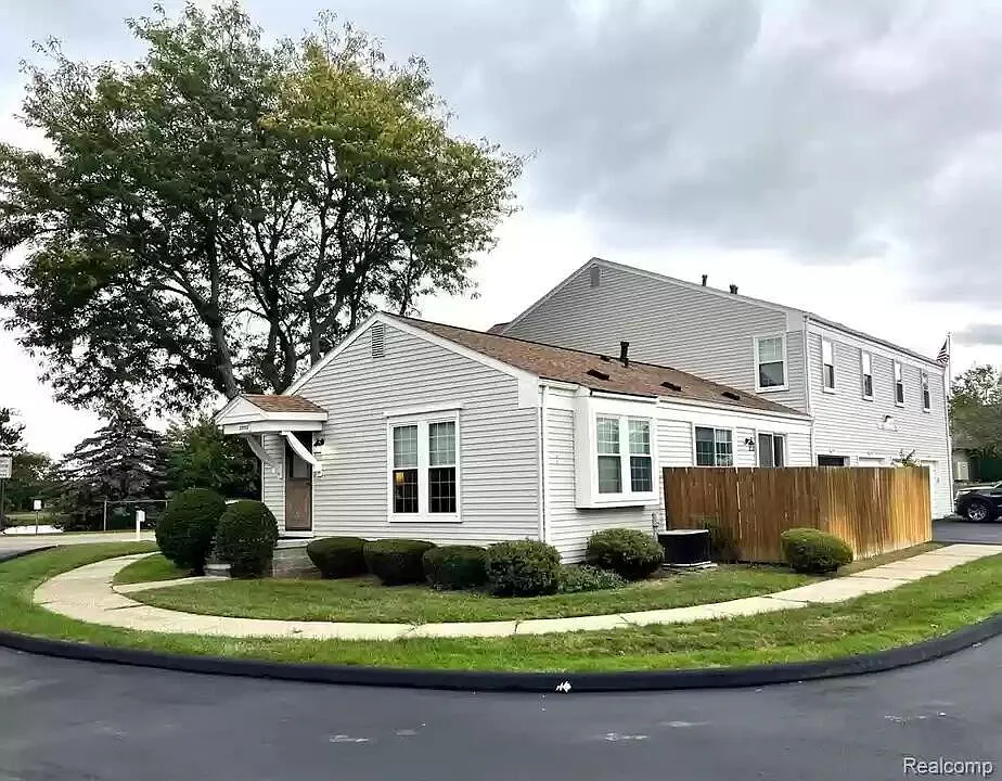 2 bed, 1.0 bath, 936 sqft, $1,700 — Photo 2