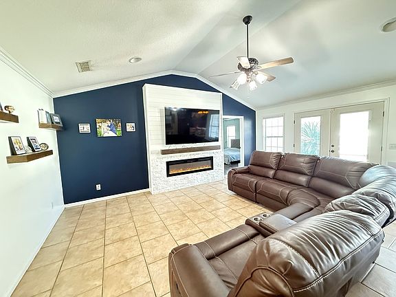 5th image of 152 Riverside Dr