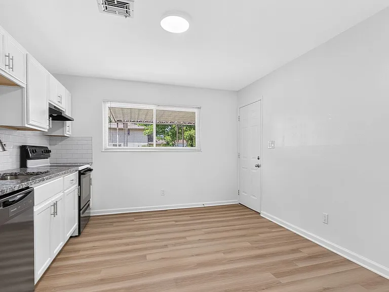 5168 Mapleridge Dr — Photo 4