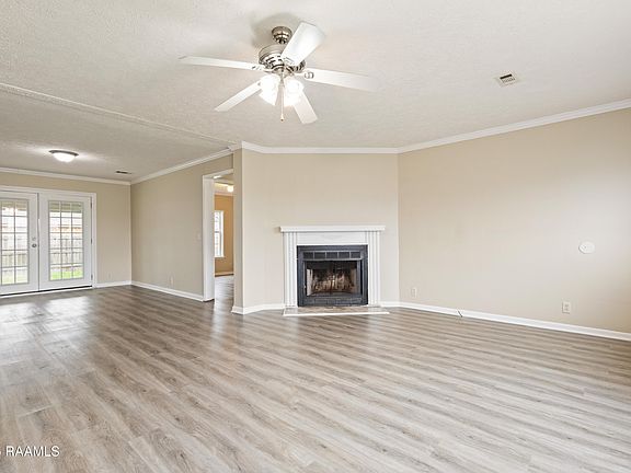 4th image of 310 Breezy Ln