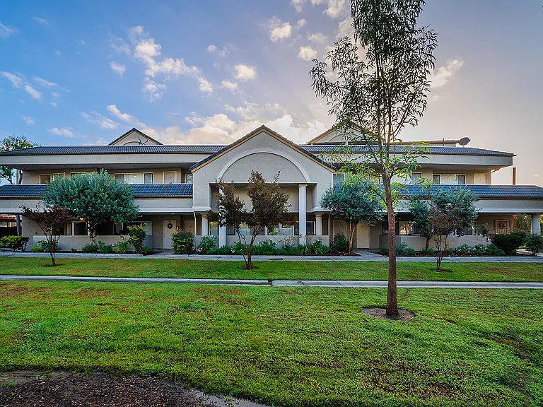 Chateau Spring Gardens Apartments — Photo 41