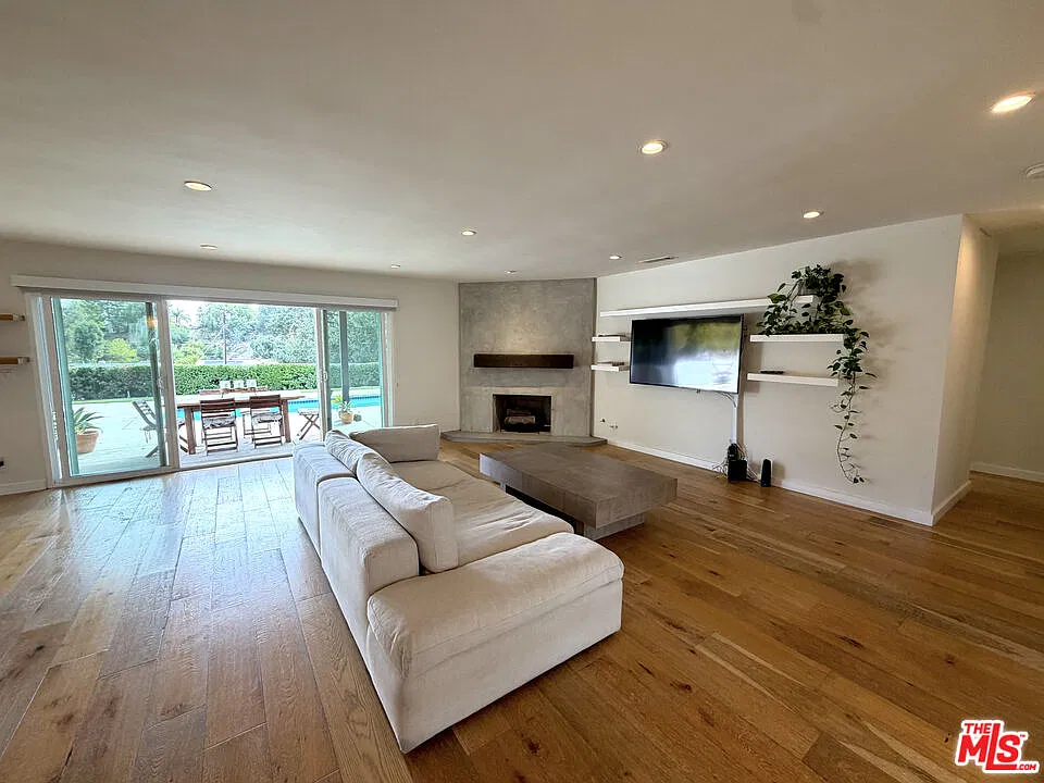 3 bed, 3.0 bath, 1690 sqft, $5,900 — Photo 4