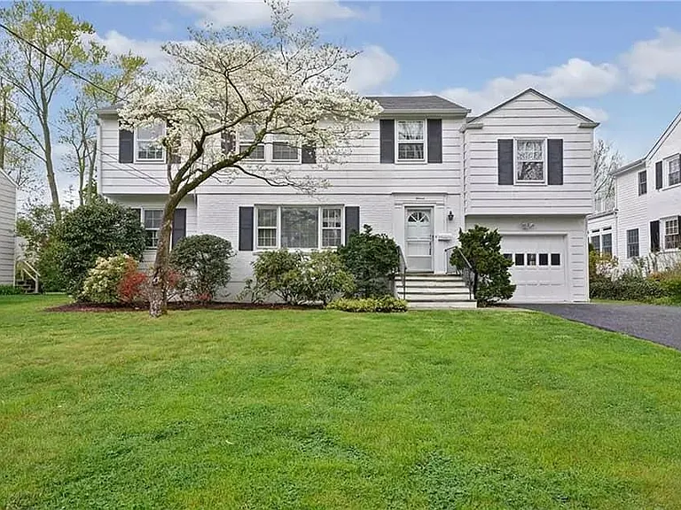 11 Fairway Dr — Photo 1