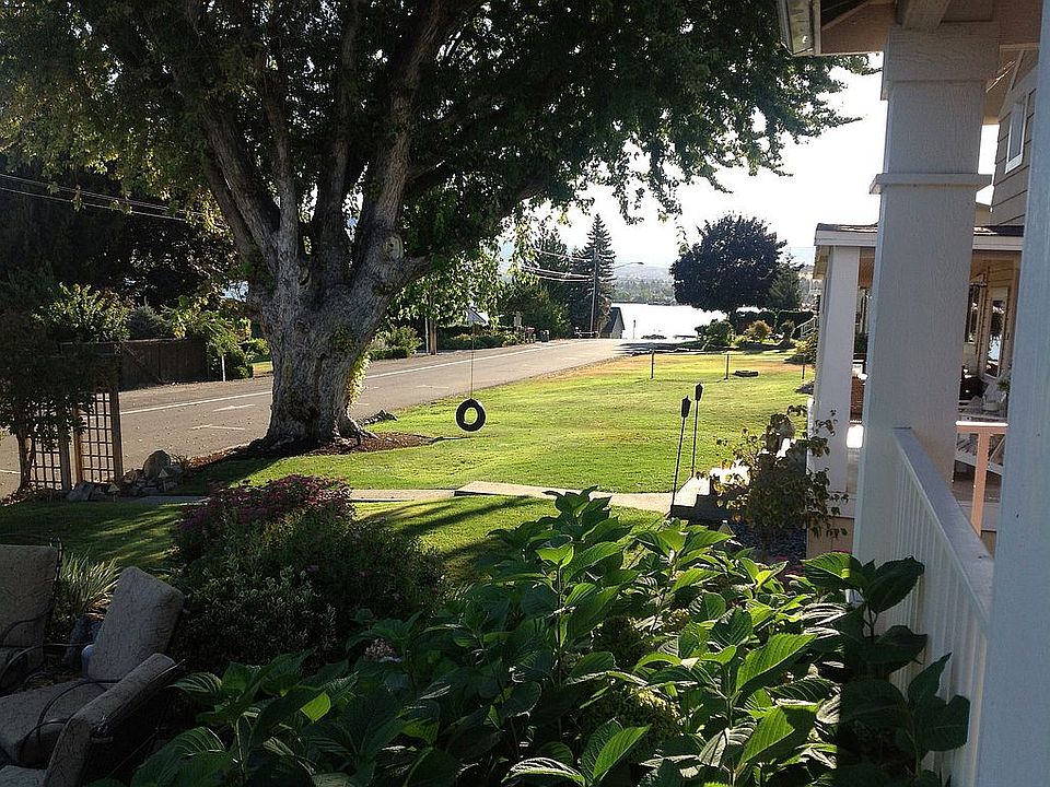 View to quiet lane to beach