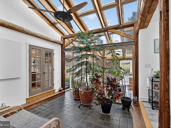 3rd image of 464 Locust Ln