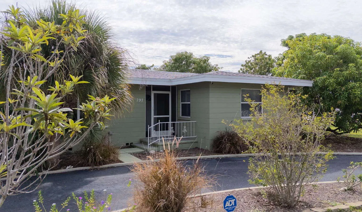 3 bed, 2.0 bath, 1300 sqft, $2,350 — Photo 1