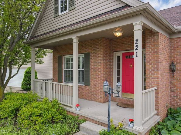 221 Gatwick Grove Cir, Wadsworth, OH 44281