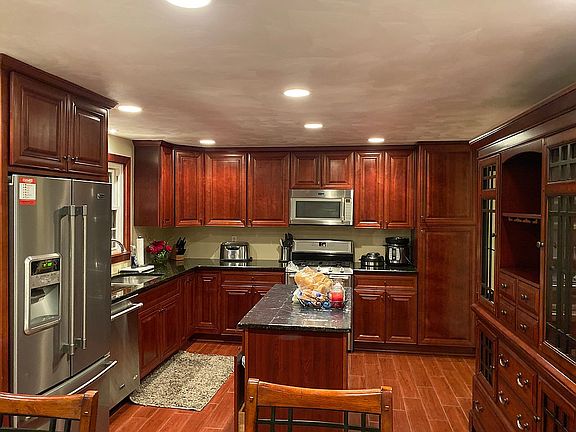 3rd image of 102 Skyview Dr