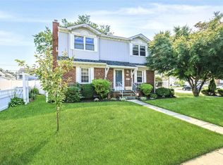 19 Edward Ave, Hicksville, NY 11801