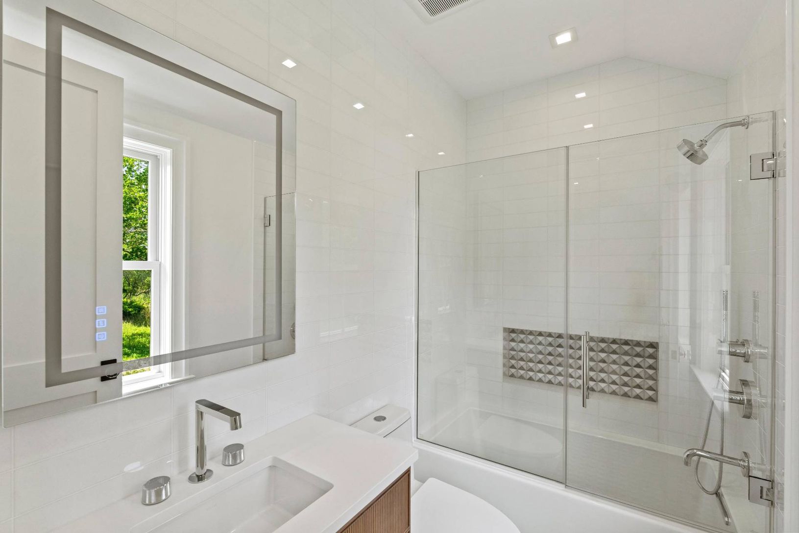  Guest bath 3 of 8


