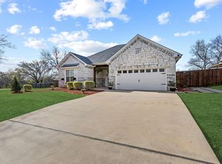 808 E 6th St, Bonham, TX 75418