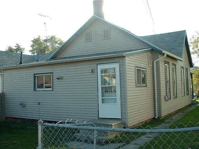 3 bed, 972 sqft, $725 — Photo 2