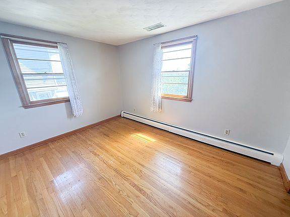 5th image of 541 Burritt St #2