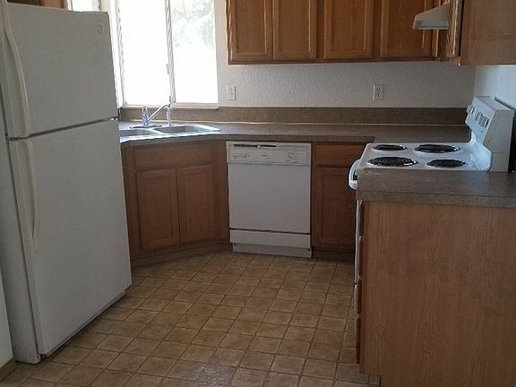 4th image of 630 Geneva Ln SE