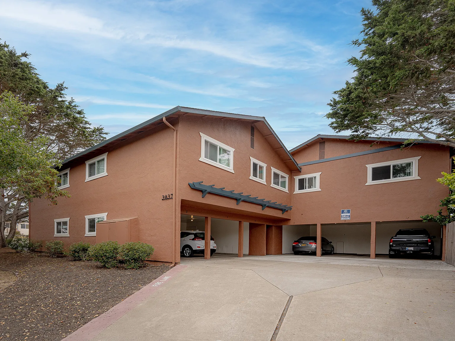 Hillcrest Manor — Photo 4