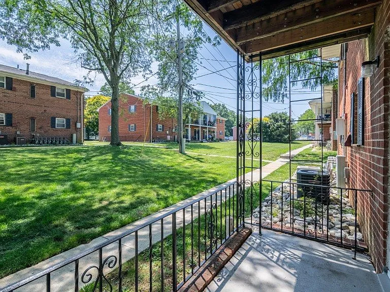 Post and Coach Apartment Homes — Photo 5