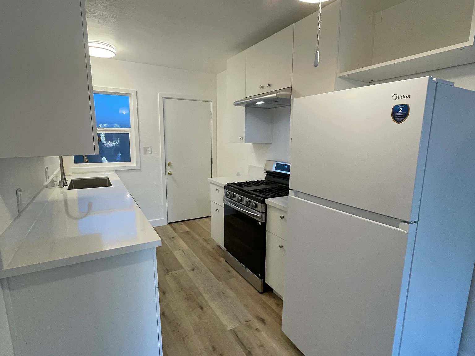1 bed, 900 sqft, $1,832 — Photo 4