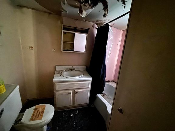 3rd image of 2584 Orange St