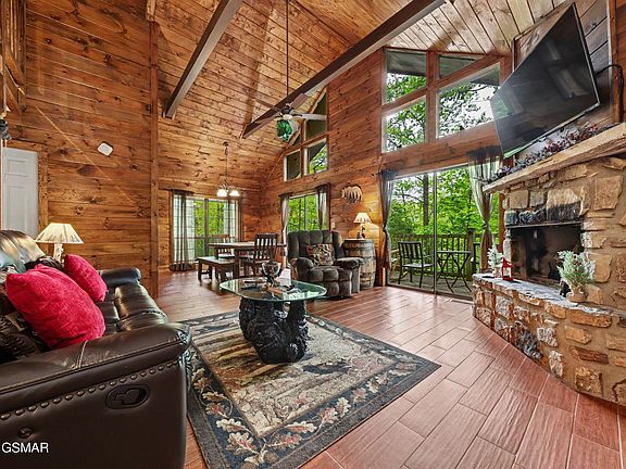 4th image of 425 Hemlock Ln
