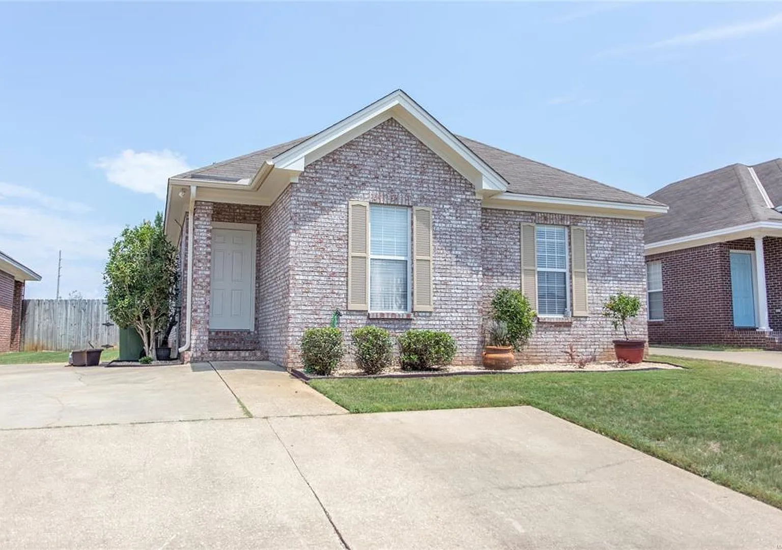6913 Sandfield Dr — Photo 1