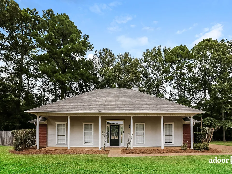 933 Mountain Crest Dr