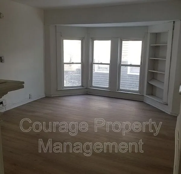 514 W 1st St #B — Photo 3