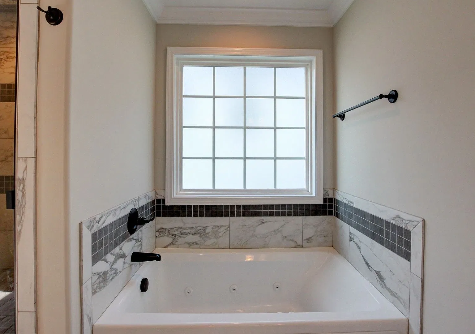Huge 5 bed 3 ba. Gorgeous House Near Post and Exit 1 — Photo 4