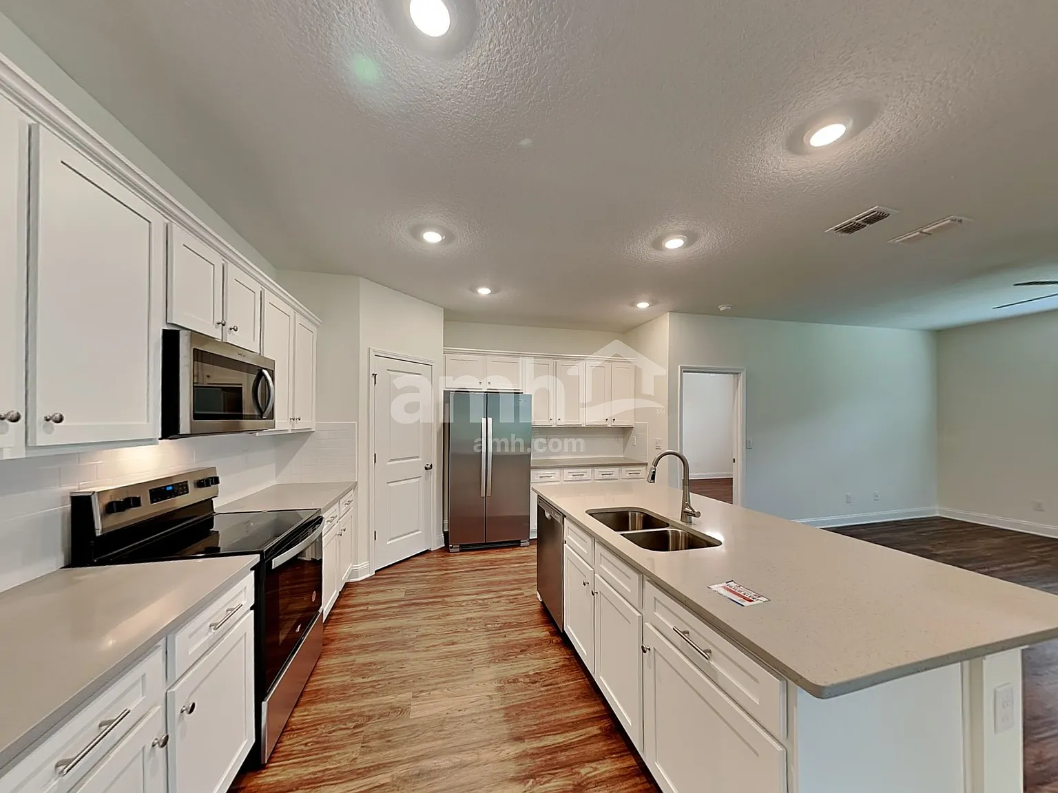 3 bed, 2.0 bath, 1700 sqft, $2,190 — Photo 3