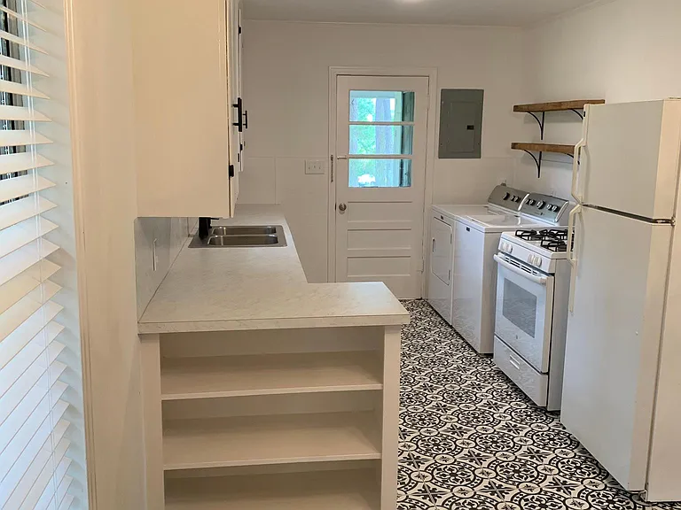 1109 Fairfield Dr — Photo 1