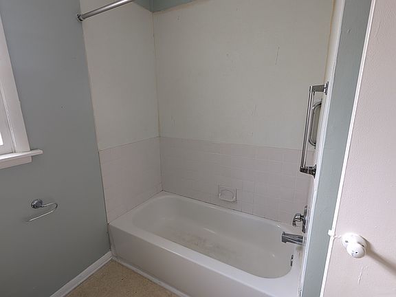 3rd image of 829 SE 14th St #1