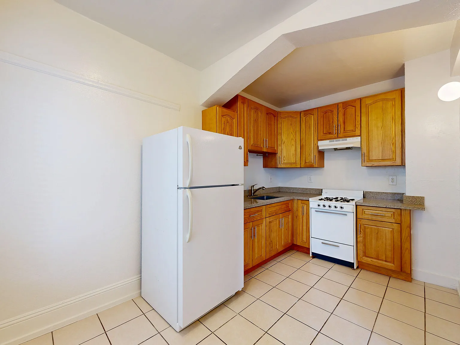 Polk Gulch Studio with Gas Kitchen | Pet Friendly — Photo 3