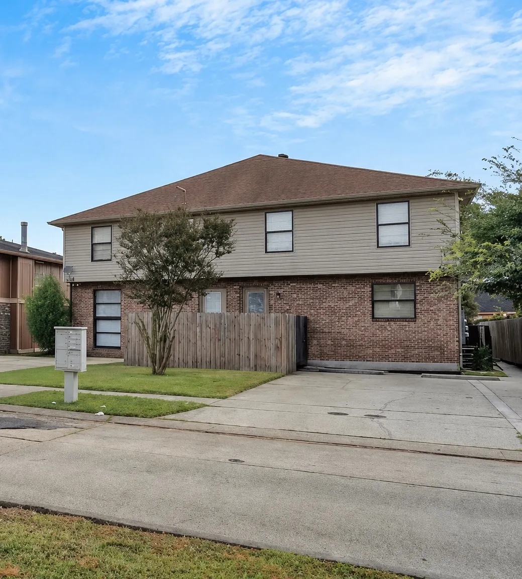 3 bed, 1.5 bath, 1305 sqft, $1,800 — Photo 1