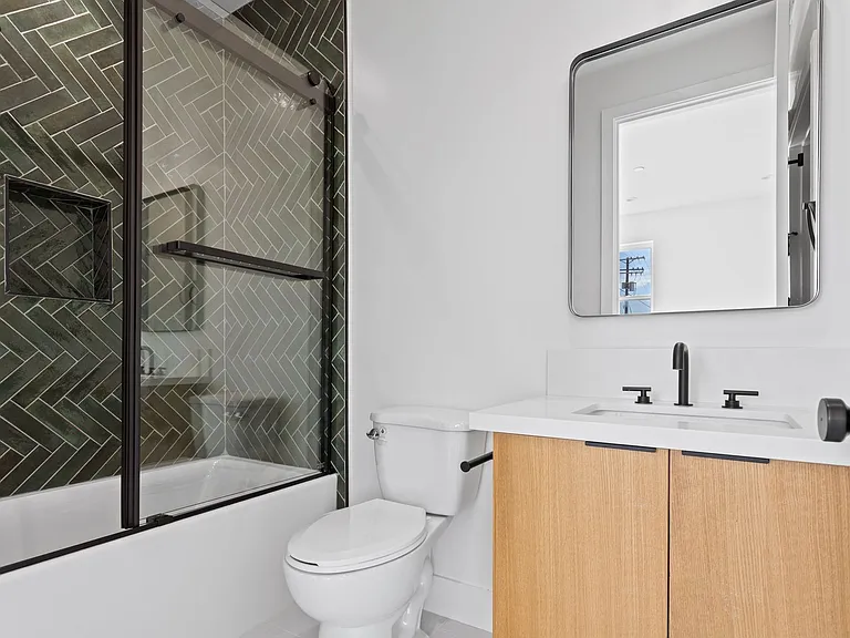 1815 Barry Ave — Photo 32