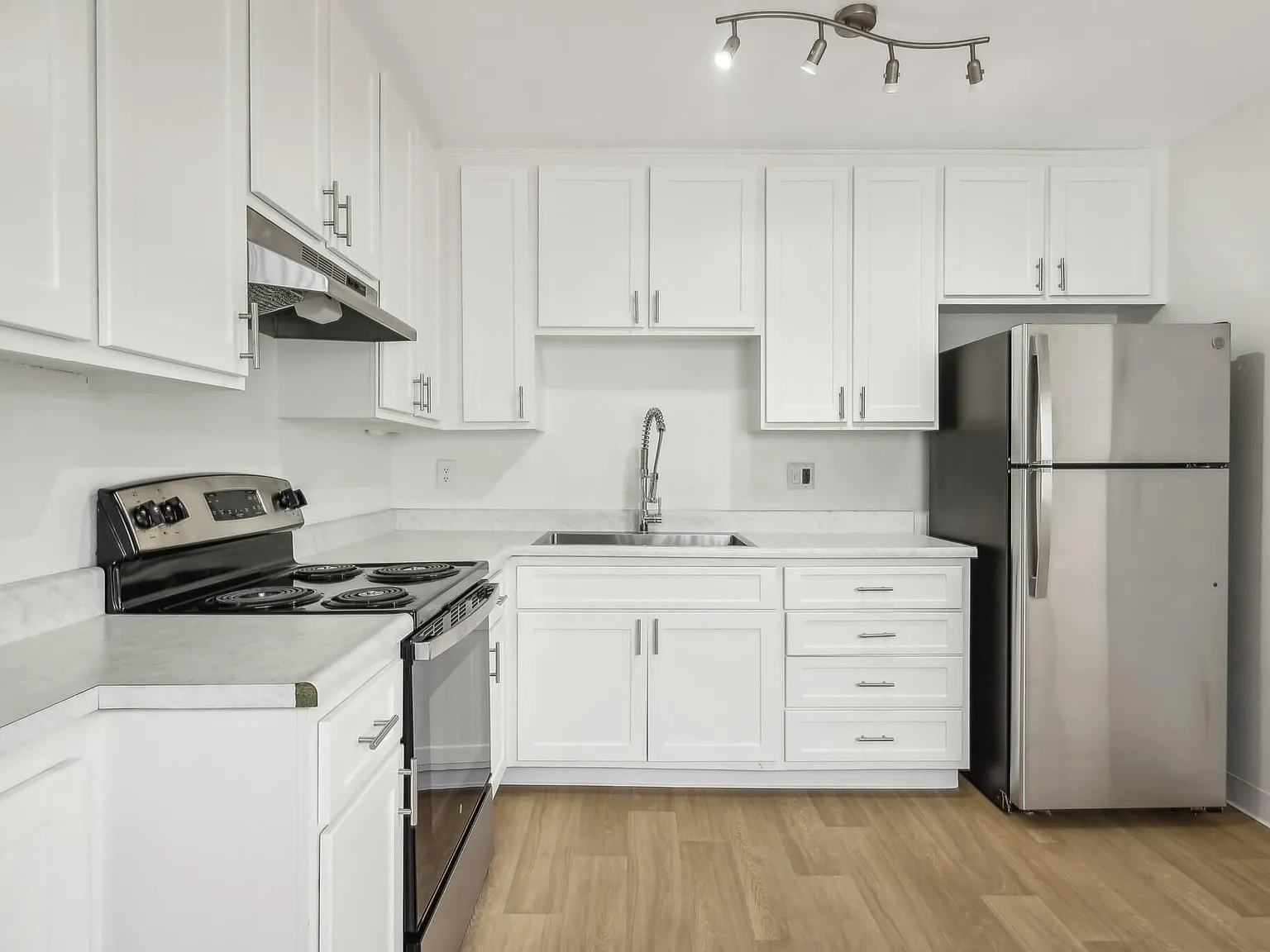 Valle at 9209 Kenwood — Photo 4