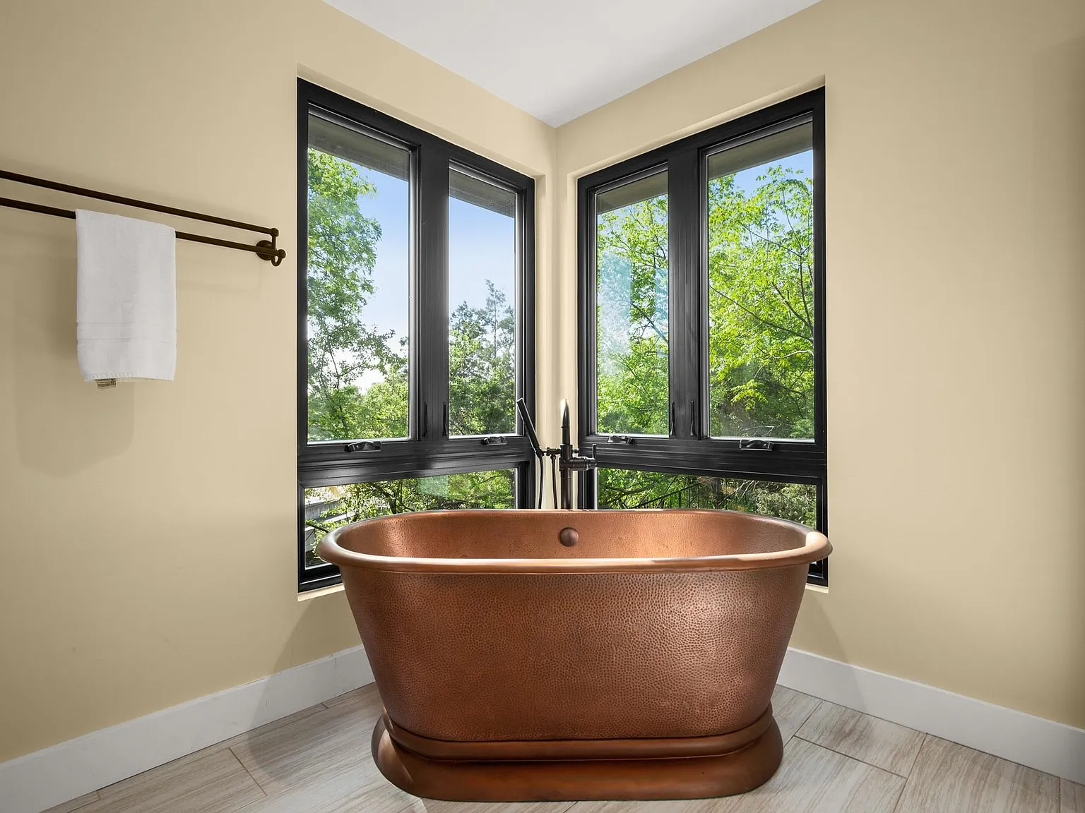 4 bed, 3.5 bath, 2813 sqft, $7,200 — Photo 4