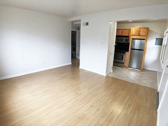 3rd image of 3235 Vicente St APT 2