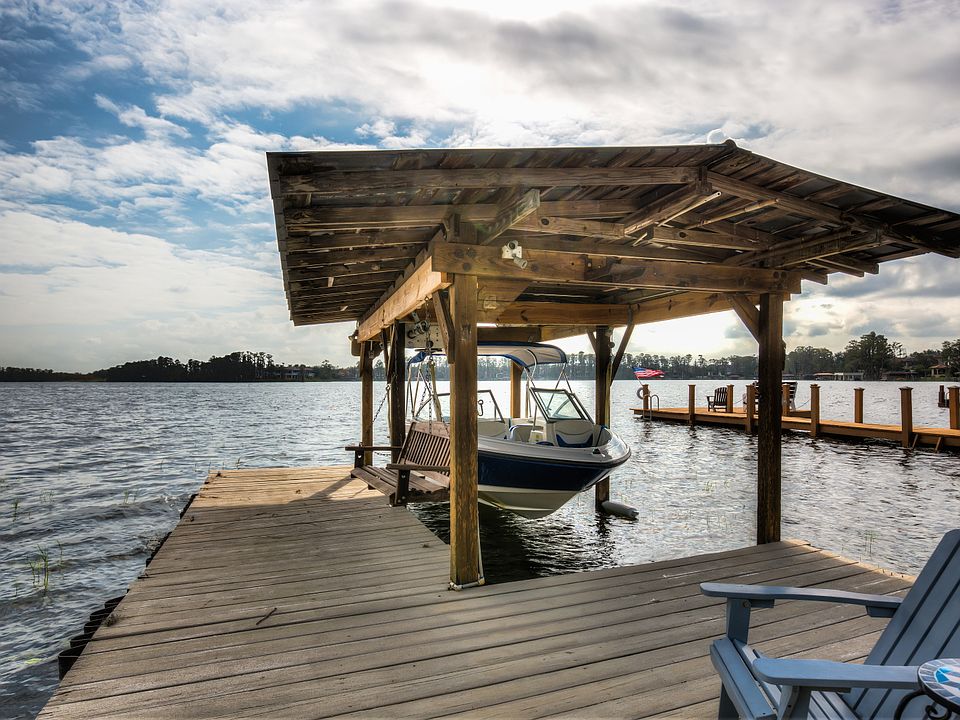 Boat lift in boat house