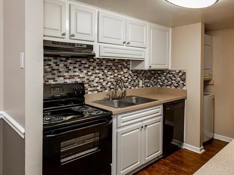 The Avenue Apartments — Photo 41