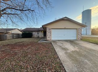 102 Chickasaw Ln, Yukon, OK 73099