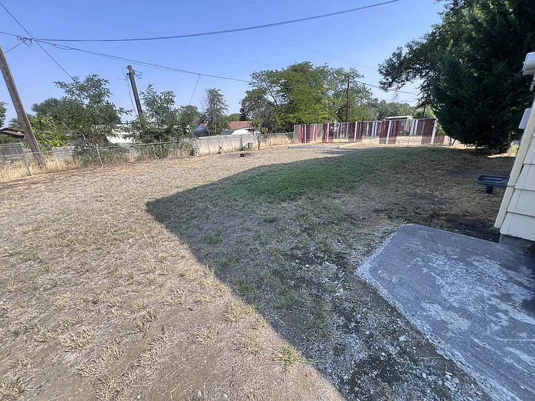 470 W Ridgeway Ave — Photo 16