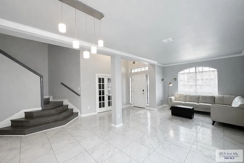 6 bed, 3.5 bath, 4830 sqft, $3,500 — Photo 3