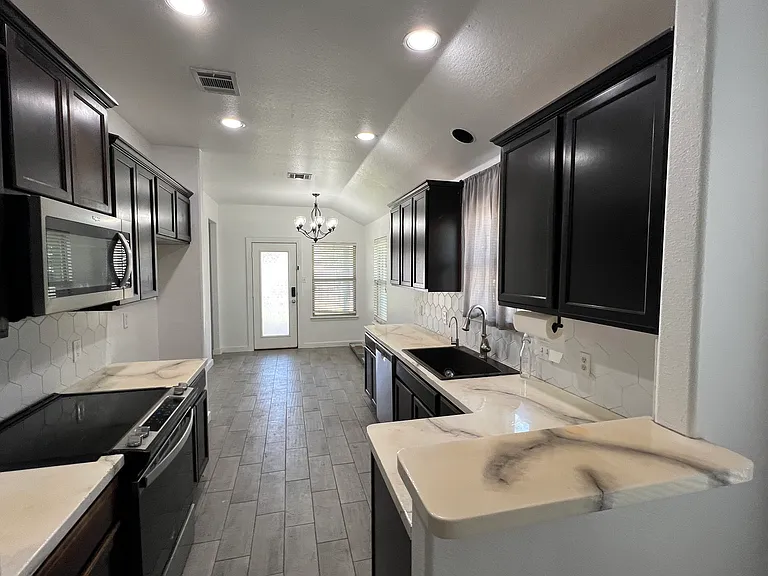 205 Elm Grv — Photo 4