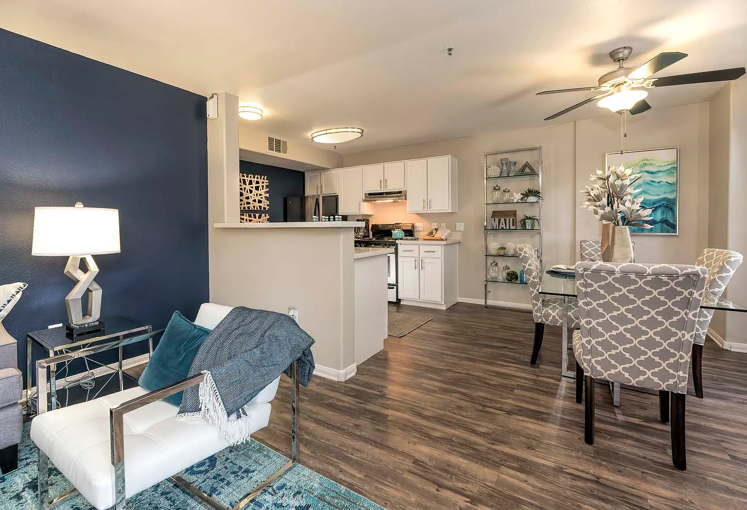 Bella Vista Apartments — Photo 3