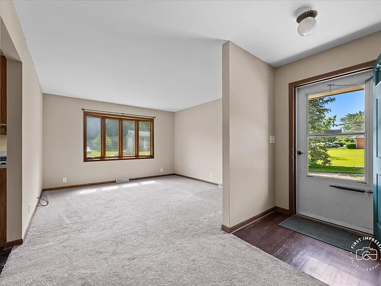 1201 Johnston Dr — Photo 4