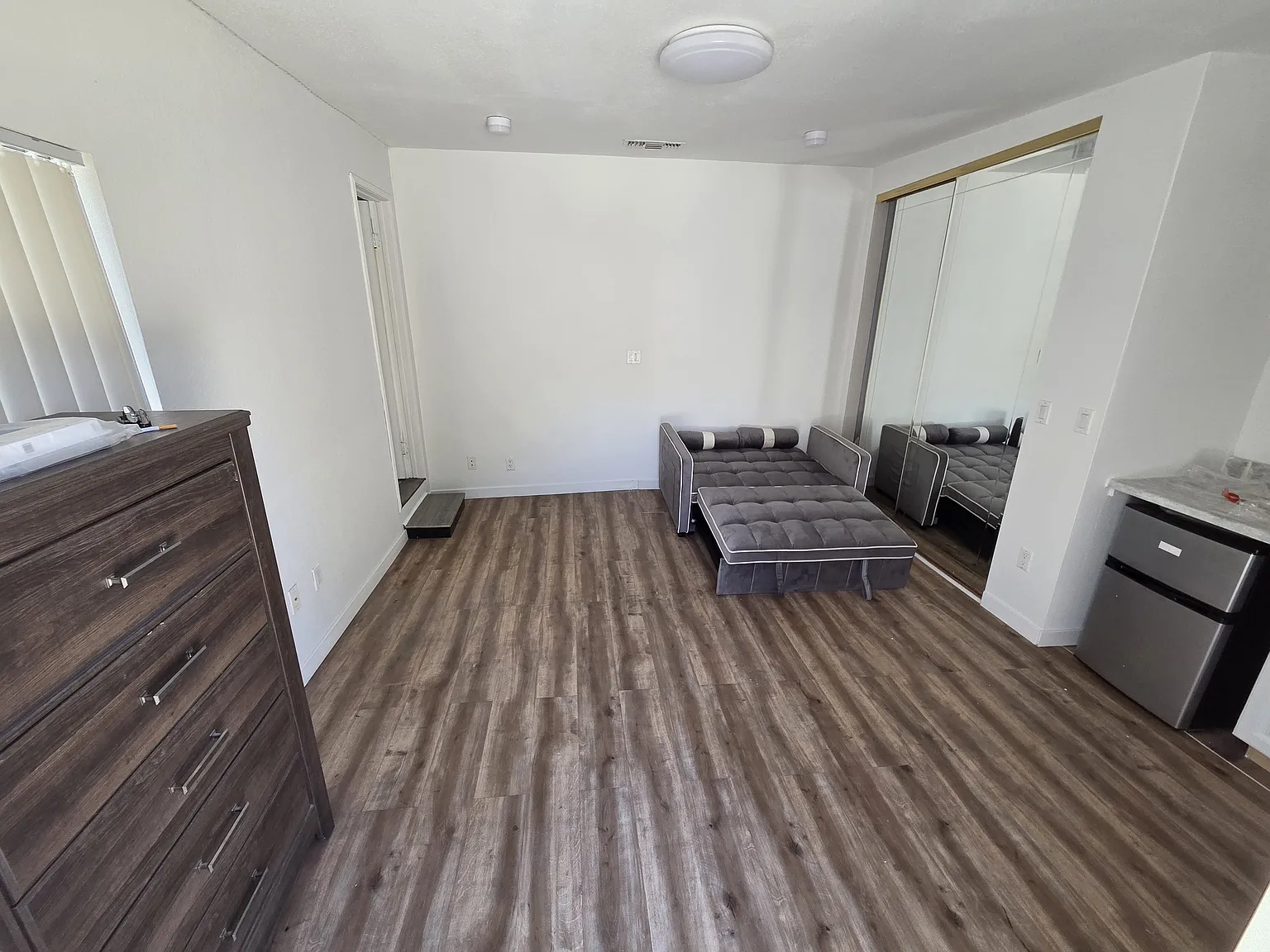 1327 1/2 E Acacia Ave — Photo 3