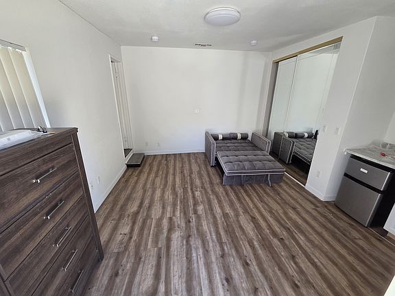 3rd image of 1327 1/2 E Acacia Ave #1/2