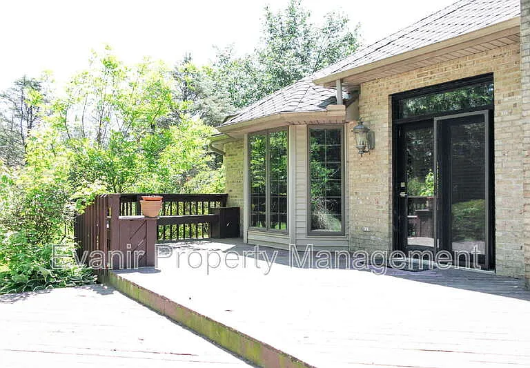 113 Brittany Ln — Photo 37