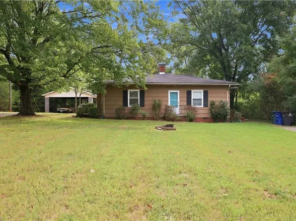 5038 Pinewood Dr, Winston Salem, NC 27106