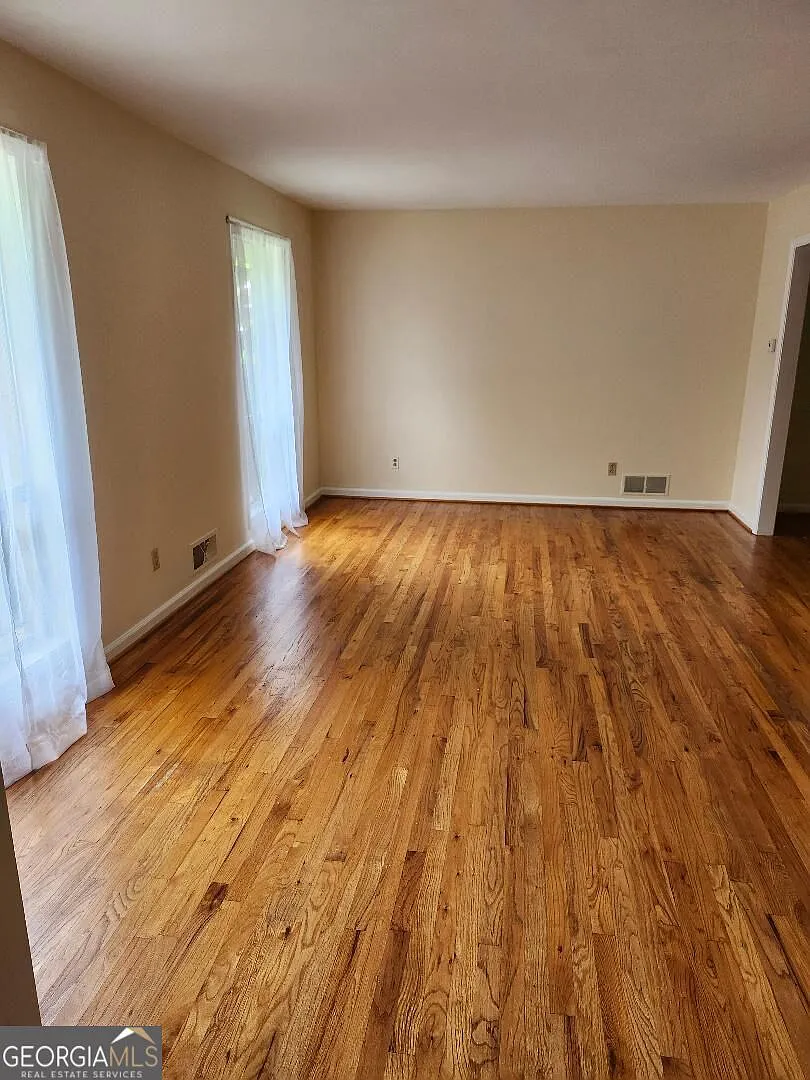 3 bed, 2.5 bath, 1599 sqft, $1,900 — Photo 2